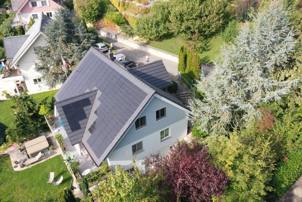 Vue aérienne d'une maison avec panneaux solaires intégrés à la toiture